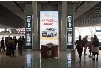 武汉高铁站广告：商业与艺术的完美结合
