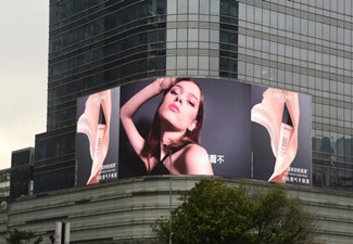 美妆品牌为何选择在三八女神节前投放户外LED广告?