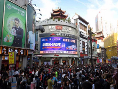 深圳东门步行街鸿展中心城LED屏广告