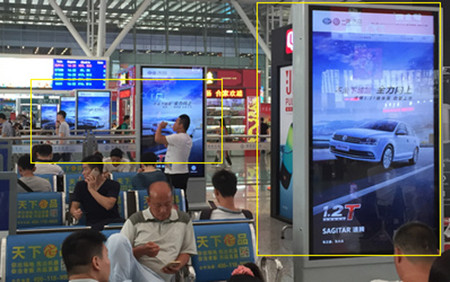 深圳北高铁站检票口LED刷屏机广告