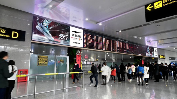 鸿星尔克重庆机场广告