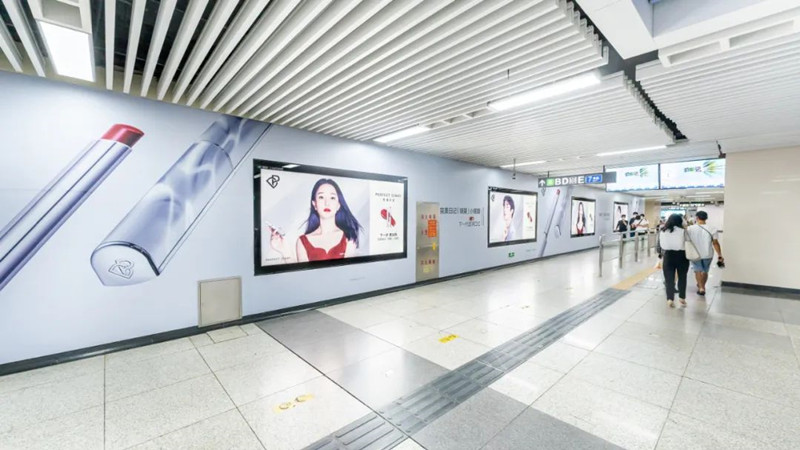 完美日记深圳地铁广告