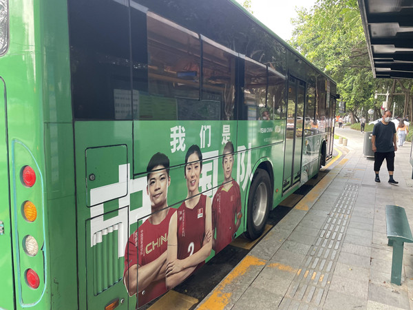 怡宝公交车广告