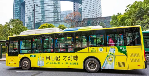 柠檬蜜水公交车广告