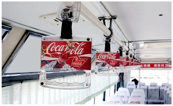 可口可乐公交车拉手广告