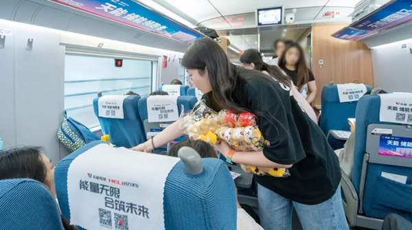 天能电池高铁列车广告