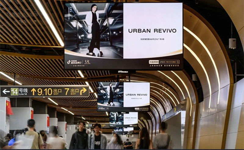 UR服装品牌上海地铁广告